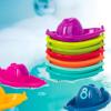 Battat – Barre de bain Rain & Shine – Barre de jouets pour le bain de bébé – 6 pièces amovibles et 2 ventouses – Jouet à empiler et à trier – 12 mois et +(Empiler les bateaux)