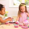 Battat Play Circle by, Ensemble de fête d&rsquo;anniversaire Princesse, diadème de Princesse, Bougies, Assiettes, fourchettes et gâteau au Chocolat Garni de Fraises, Jouets Alimentaires pour Enfants à(Ensemble de fête d&rsquo;anniversaire – 24 pièces)